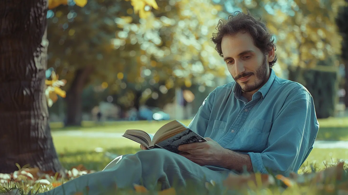 Il nostro caro autore Ottavio Carosone legge un libro in un bel parco, all'ombra di un albero